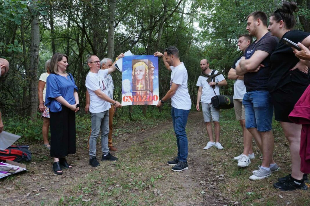 Michał Młotek i Dariusz Paczkowski prezentują oryginalny plakat kinowy z 1974 roku. Na zdjęciu jest też Weronika Mathia (fot. Christek World)